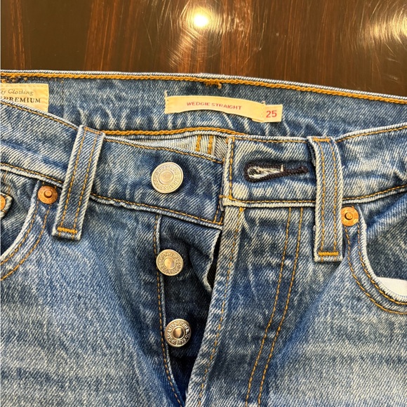 Wedgie Straight Levi’s Jeans - Picture 1 of 3